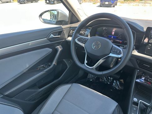 Used 2025 Volkswagen Jetta SE image 33