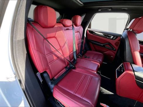 Used 2022 Porsche Cayenne image 23