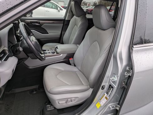 Used 2021 Toyota Highlander Limited image 7