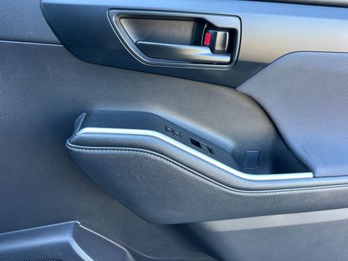 Used 2024 Toyota Highlander LE image 20