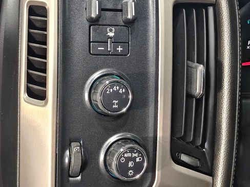 Used 2017 GMC Sierra 2500 Denali w/ Suspension Package, Off-Road AWD/4WD image 9