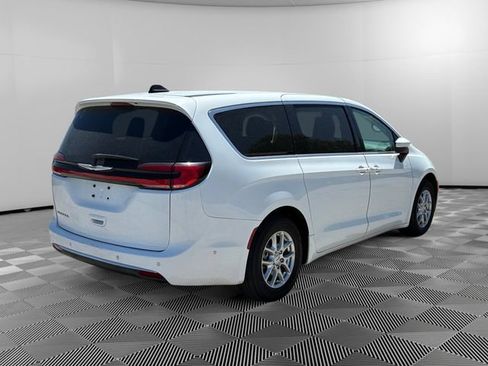 Used 2023 Chrysler Pacifica Touring-L FWD image 5