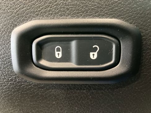 Used 2024 Jeep Wrangler Rubicon image 12