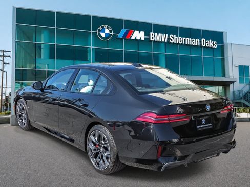 Used 2026 BMW 530i w/ M Sport Package RWD image 6
