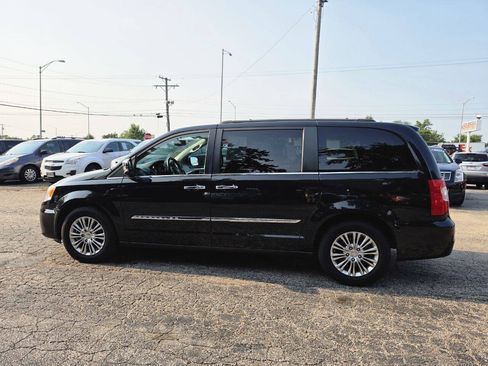 Used 2013 Chrysler Town & Country Touring-L w/ Entertainment Group #2 FWD image 3