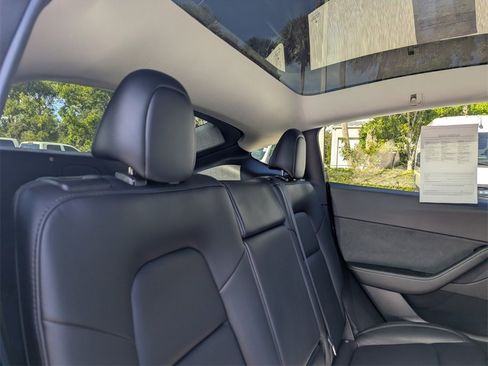 Used 2022 Tesla Model Y Long Range image 14