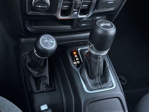 Used 2024 Jeep Wrangler Unlimited w/ Convenience Group AWD/4WD image 25