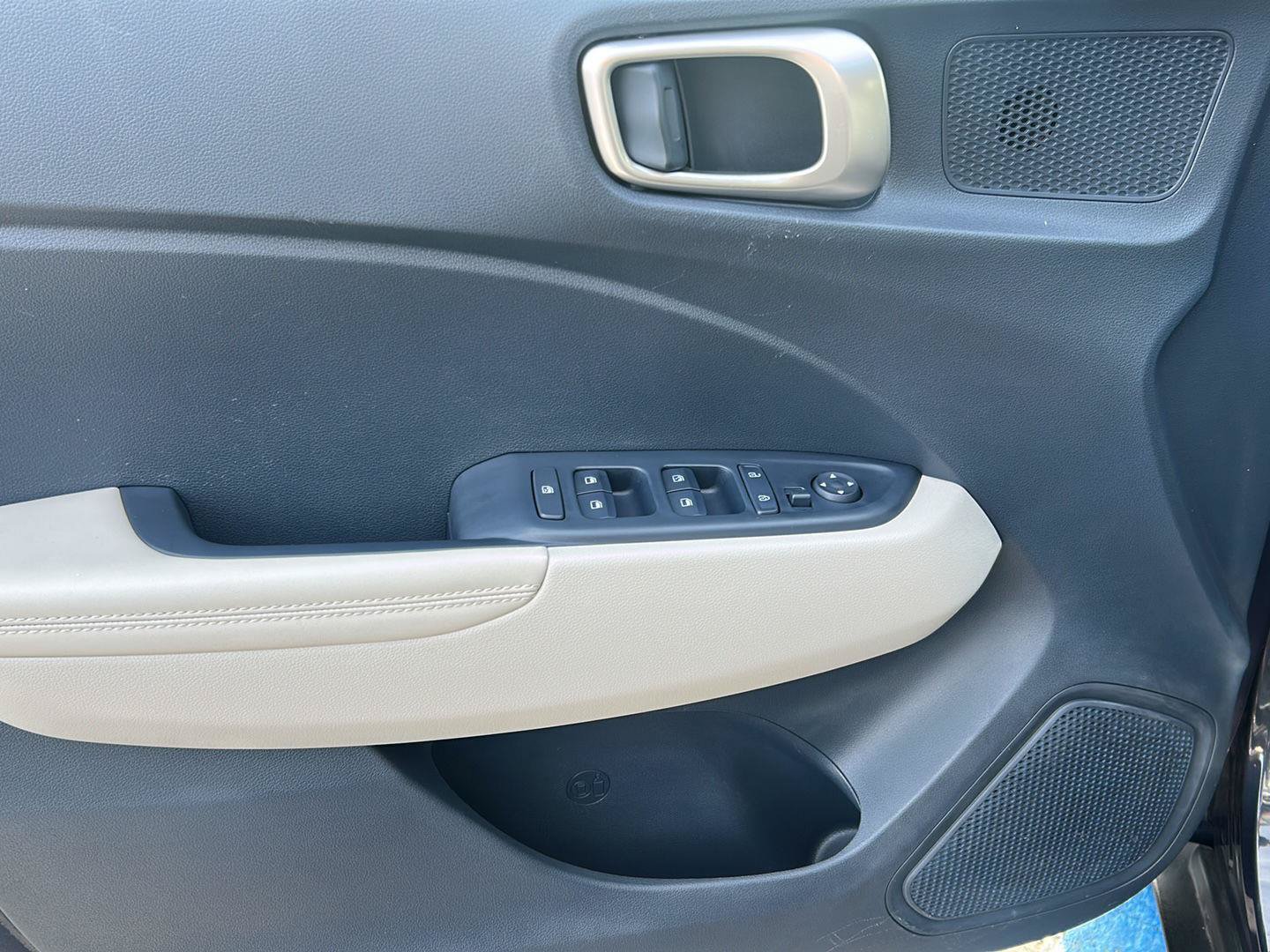 Certified 2024 Hyundai Venue Limited FWD image 12