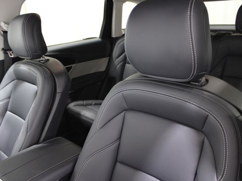 Used 2025 Lincoln Nautilus Premier AWD/4WD image 5