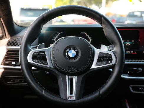 Used 2025 BMW X7 M60i w/ Climate Comfort Package image 19