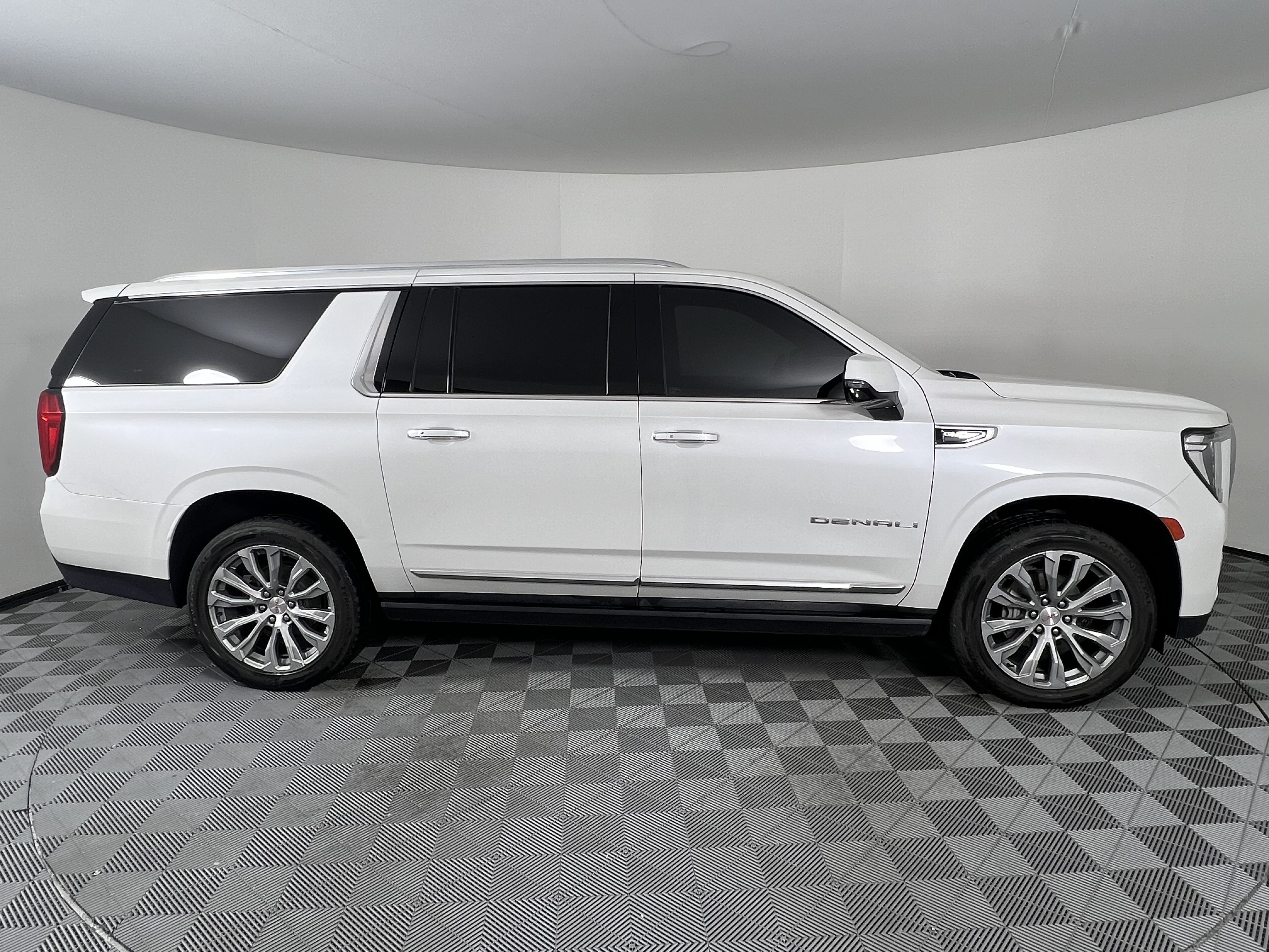 Used 2021 GMC Yukon XL Denali w/ Denali Premium Package AWD/4WD image 14