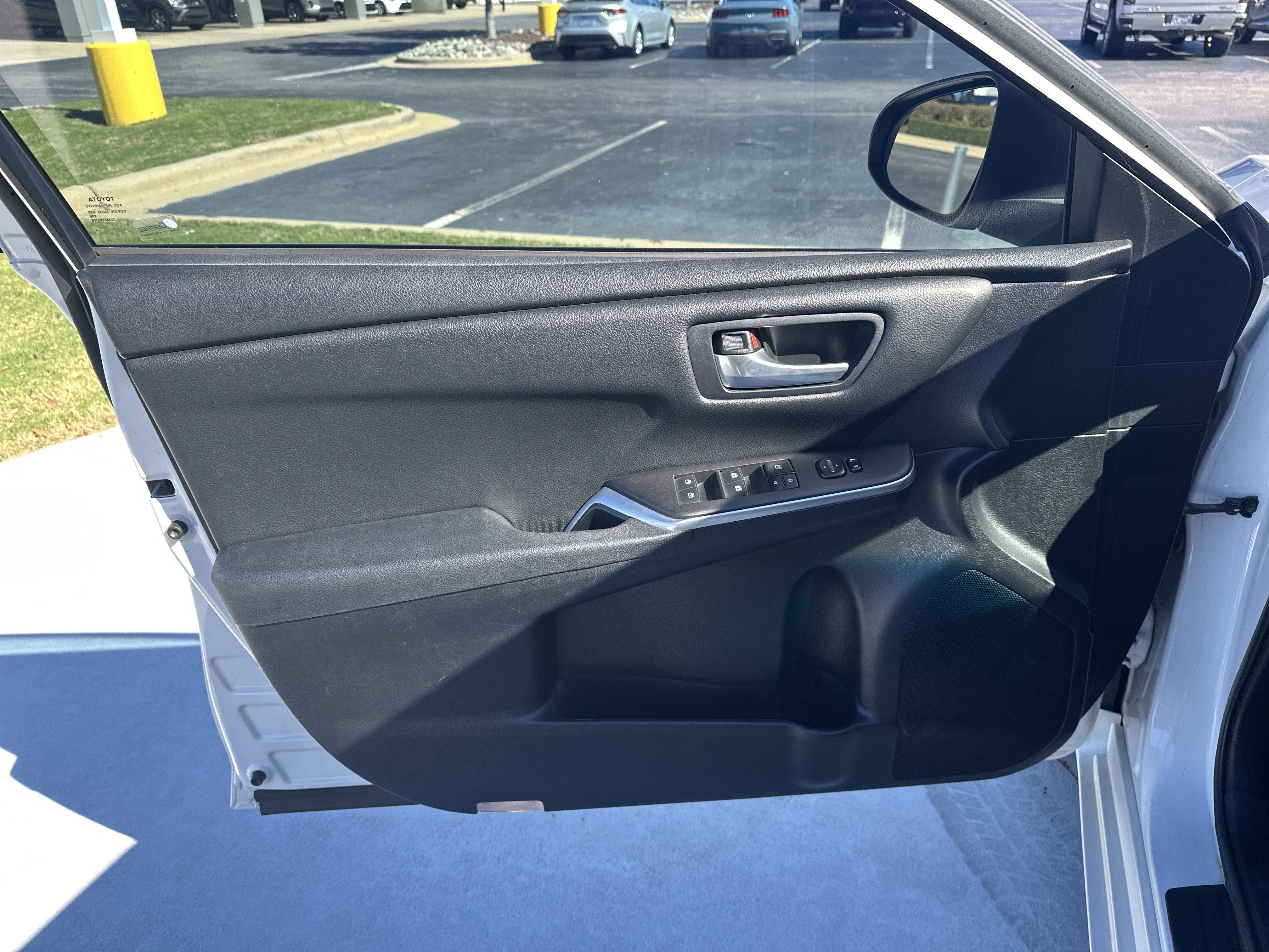 Used 2016 Toyota Camry SE FWD image 14