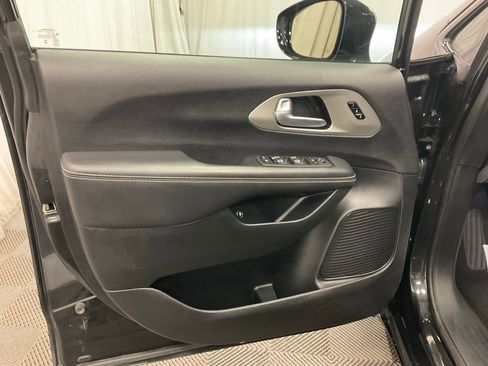 Used 2024 Chrysler Pacifica Premium image 16