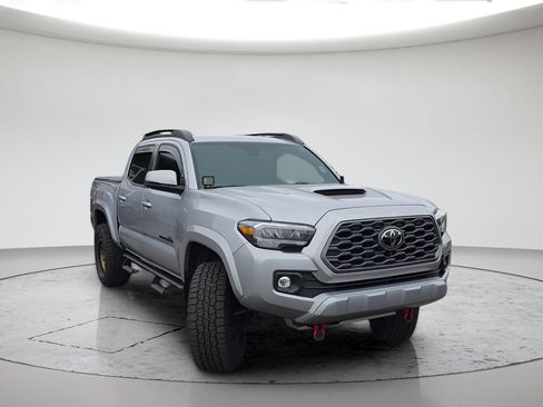 Used 2020 Toyota Tacoma TRD Sport w/ TRD Premium Sport Package AWD/4WD image 3