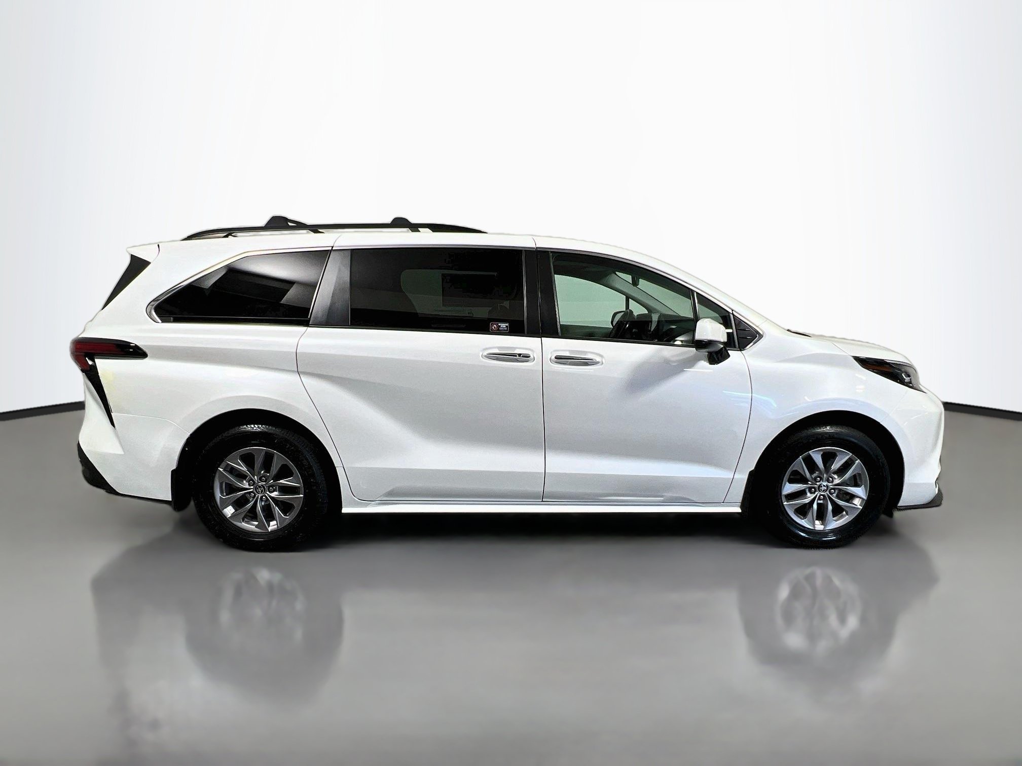 Used 2022 Toyota Sienna XLE FWD image 3
