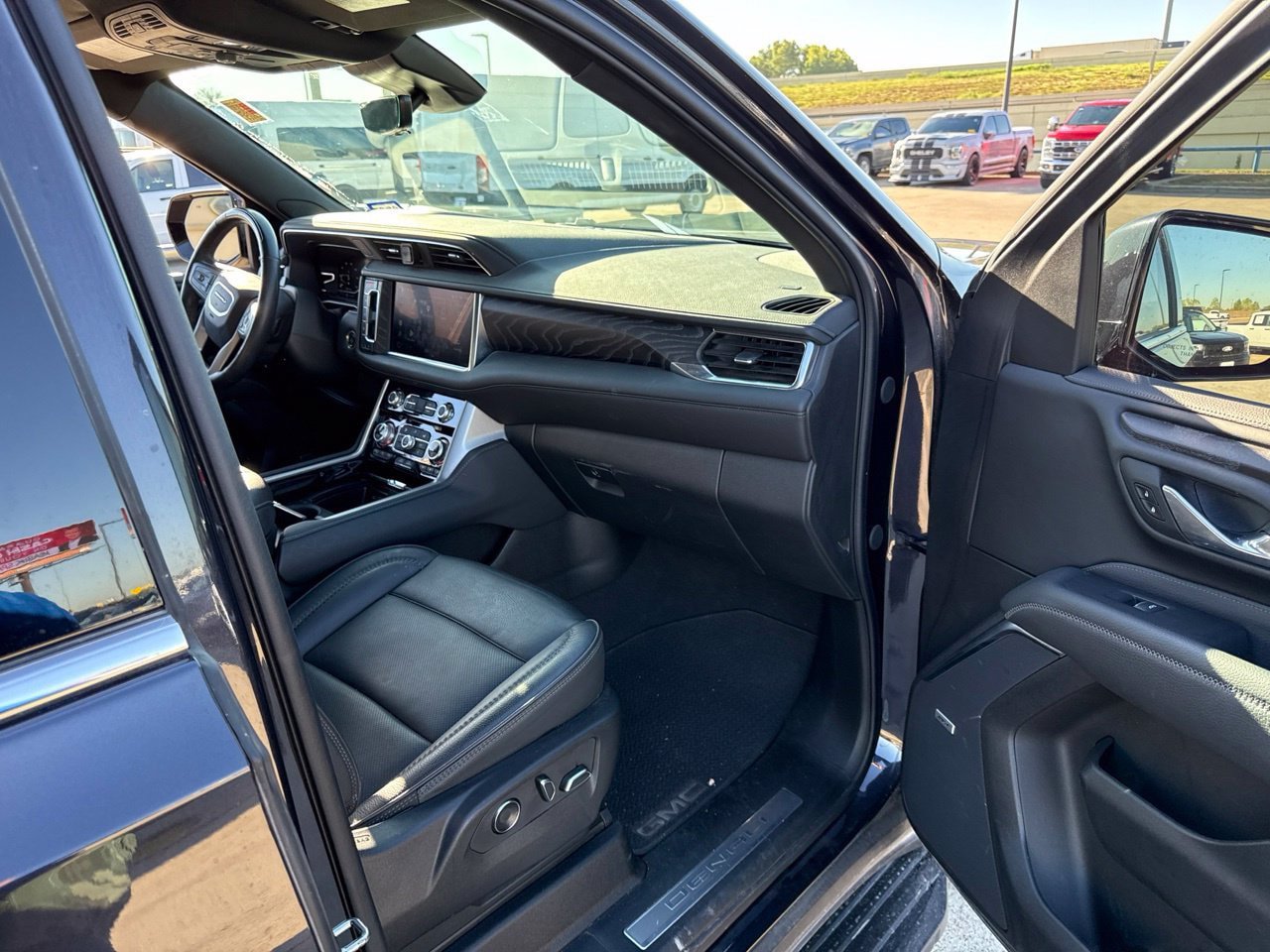 Used 2024 GMC Yukon Denali w/ Advanced Technology Package AWD/4WD image 15
