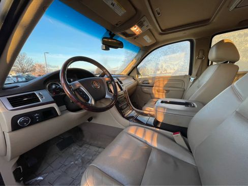 Used 2014 Cadillac Escalade Premium image 2