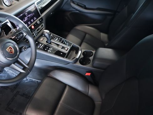 Certified 2026 Porsche Macan AWD/4WD image 19