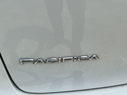Used 2019 Chrysler Pacifica LX FWD image 19