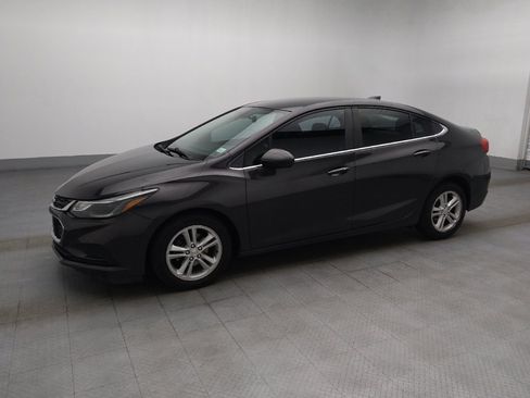 Used 2017 Chevrolet Cruze LT w/ Convenience Package FWD image 2