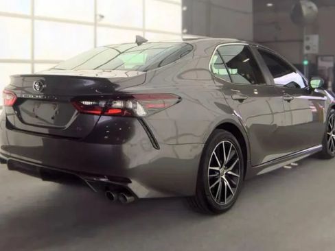 Used 2021 Toyota Camry SE FWD image 3