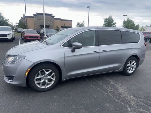 Used 2019 Chrysler Pacifica Touring Plus w/ Tire & Wheel Group FWD image 11