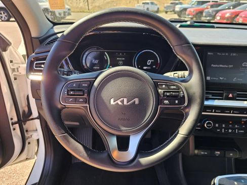 Certified 2022 Kia Niro EX FWD image 11
