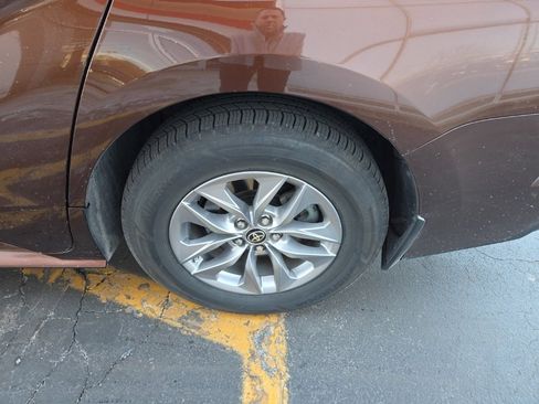 Used 2022 Toyota Sienna XLE image 12