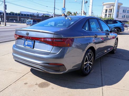 Used 2026 Volkswagen Jetta SE FWD image 5