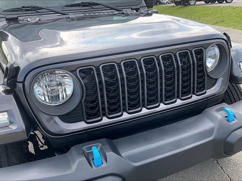 Used 2024 Jeep Wrangler Unlimited w/ Convenience Group AWD/4WD image 29