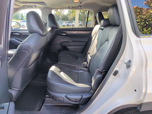 Used 2023 Toyota Highlander Limited FWD image 31