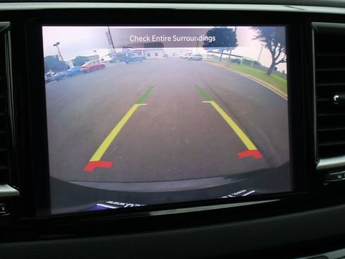 Used 2024 Chrysler Pacifica Touring-L FWD image 6