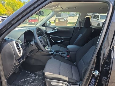 Used 2025 Kia Soul LX w/ LX Technology Package FWD image 9