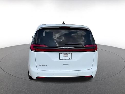 Used 2025 Chrysler Pacifica Select image 12