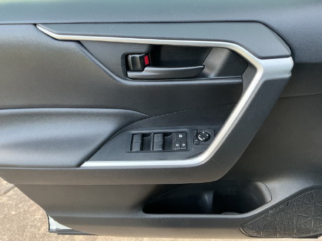 Used 2021 Toyota RAV4 LE FWD image 16