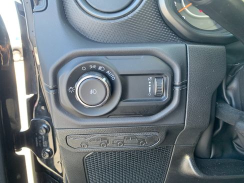 Used 2025 Jeep Wrangler Unlimited Rubicon AWD/4WD image 31