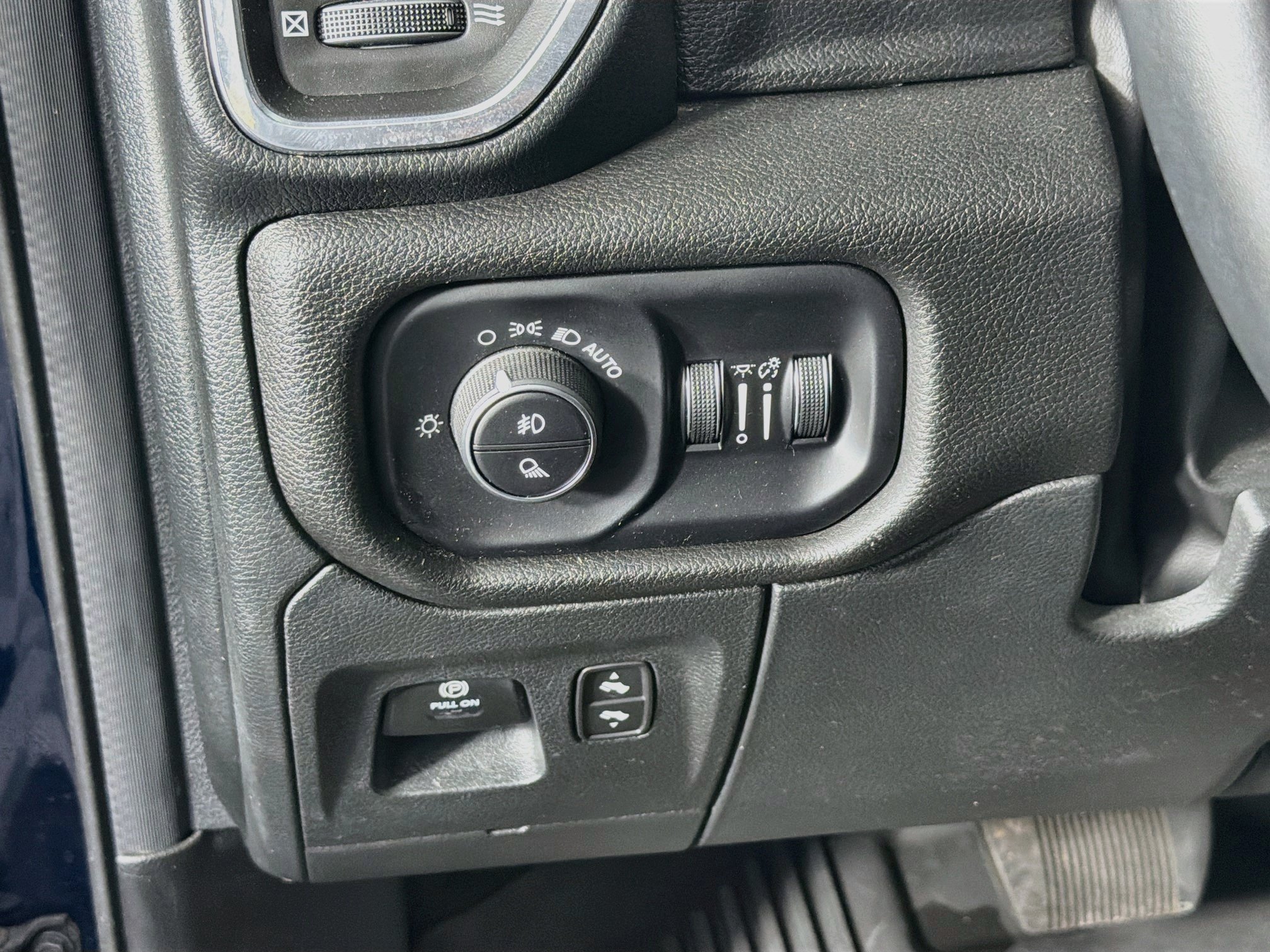 Used 2024 RAM 1500 Laramie AWD/4WD image 17