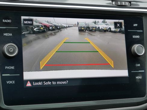 Used 2018 Volkswagen Tiguan SE w/ Panoramic Sunroof Package image 35