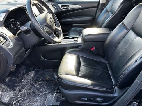 Used 2018 Nissan Pathfinder SL image 4