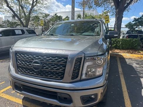 Used 2018 Nissan Titan SV w/ SV Convenience Package image 7