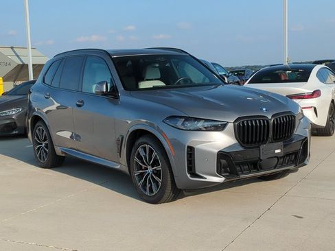 Used 2026 BMW X5 xDrive50e w/ M Sport Package AWD/4WD image 3