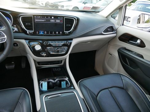 Used 2022 Chrysler Pacifica Limited w/ Uconnect Theater Family Group AWD/4WD image 16