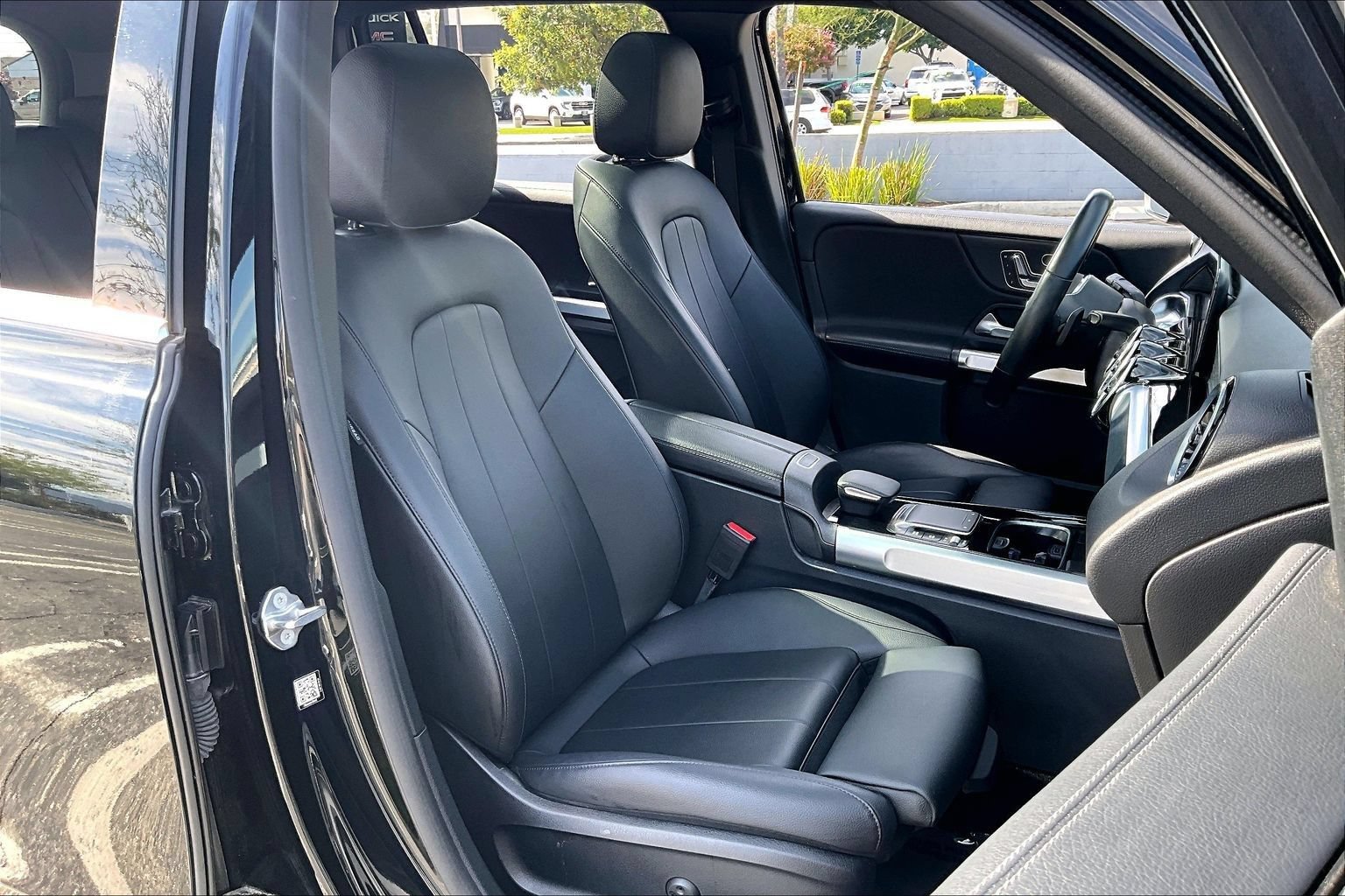 Used 2023 Mercedes-Benz GLB 250 4MATIC w/ Premium Package image 8