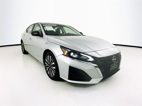 Used 2024 Nissan Altima 2.5 SV image 3