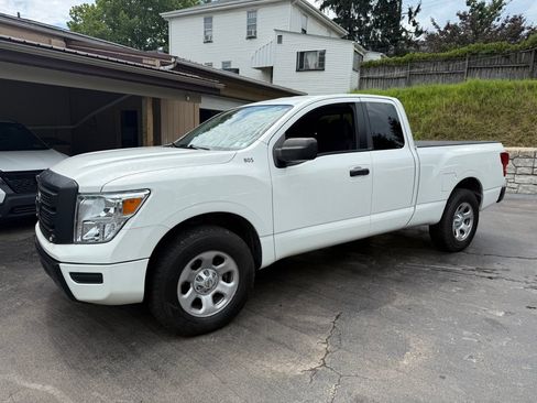 Used 2022 Nissan Titan S AWD/4WD image 4