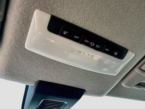 Used 2023 Nissan Kicks SR FWD image 18
