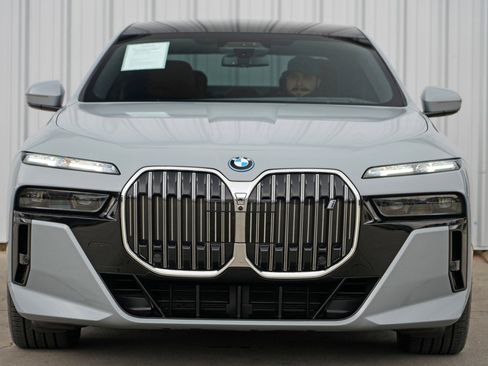 Used 2023 BMW i7 xDrive60 w/ Executive Package 2 image 7