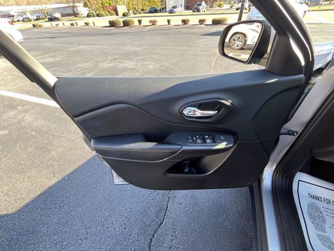 Used 2016 Jeep Cherokee Limited image 7