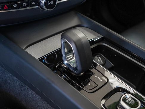 Used 2025 Volvo XC60 B5 Plus image 21