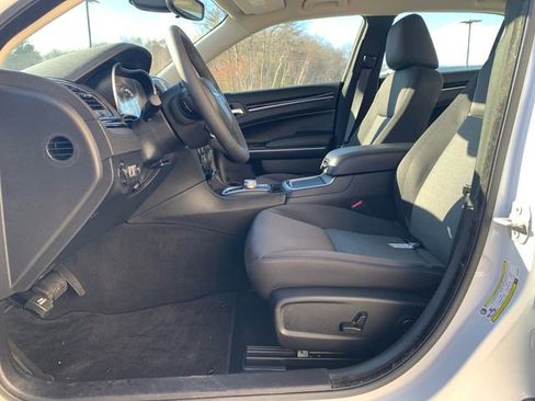 Used 2023 Chrysler 300 Touring w/ Sport Appearance Package image 38